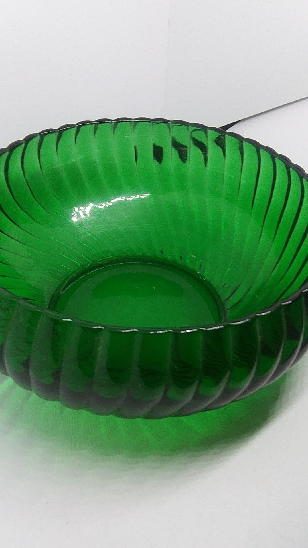 VINTAGE EMERALD GREEN GLASS BOWL