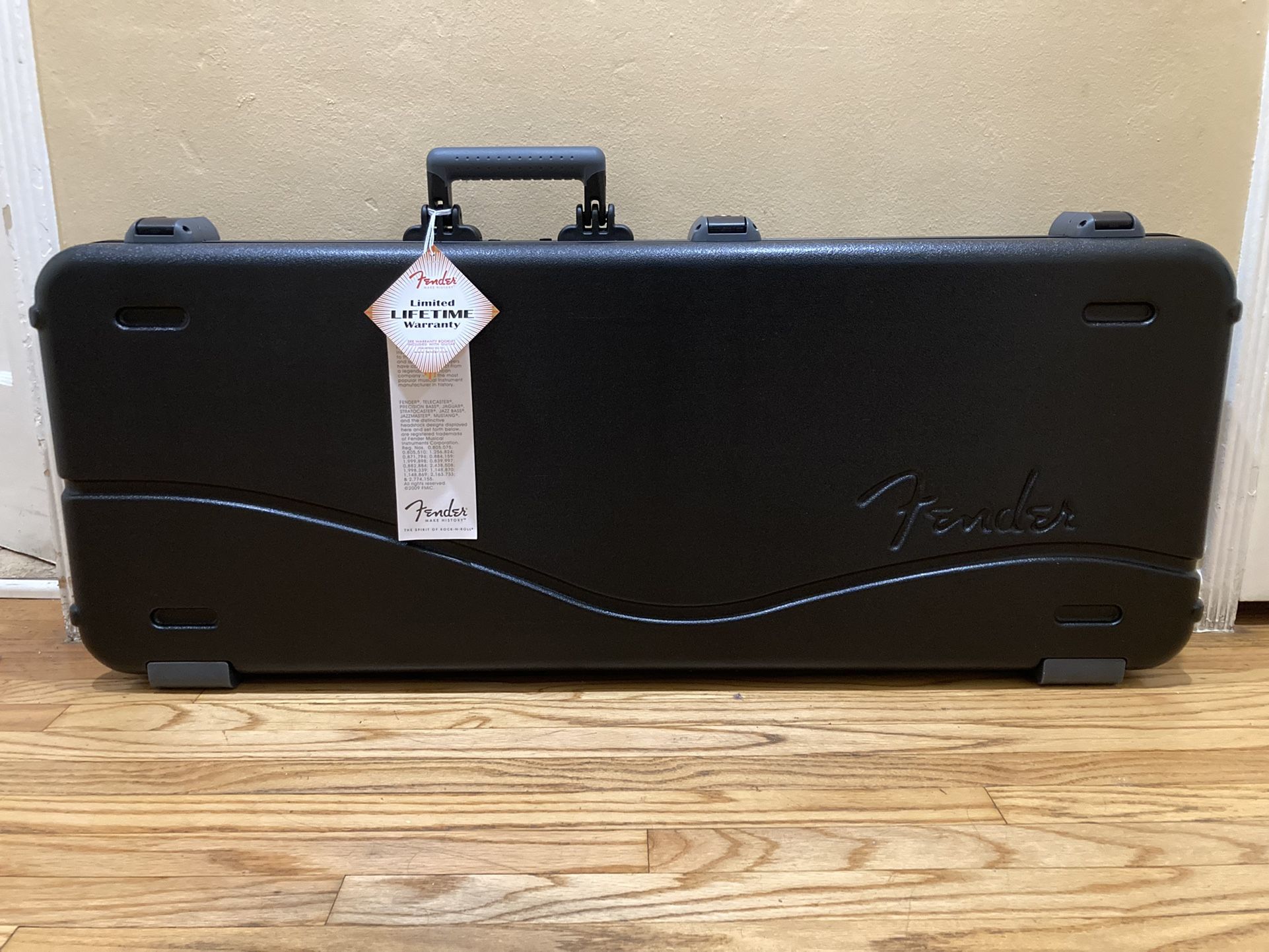 Fender Deluxe Molded Stratocaster/Telecaster Guitar Case