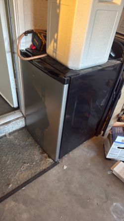 Beverage refrigerator