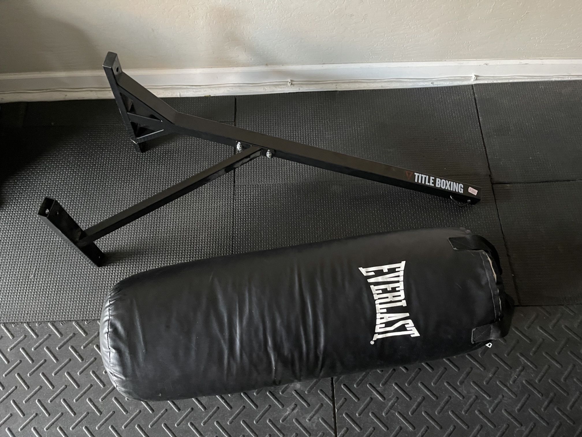 Everlast Heavy Punching Bag Kick-Boxing Striking Strike Hit Training Boxing w/ Title Wall Mount