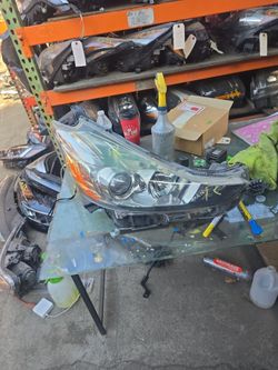 2017-2018 TOYOTA PRIUS V RIGHT HEADLIGHT ( USED OEM )