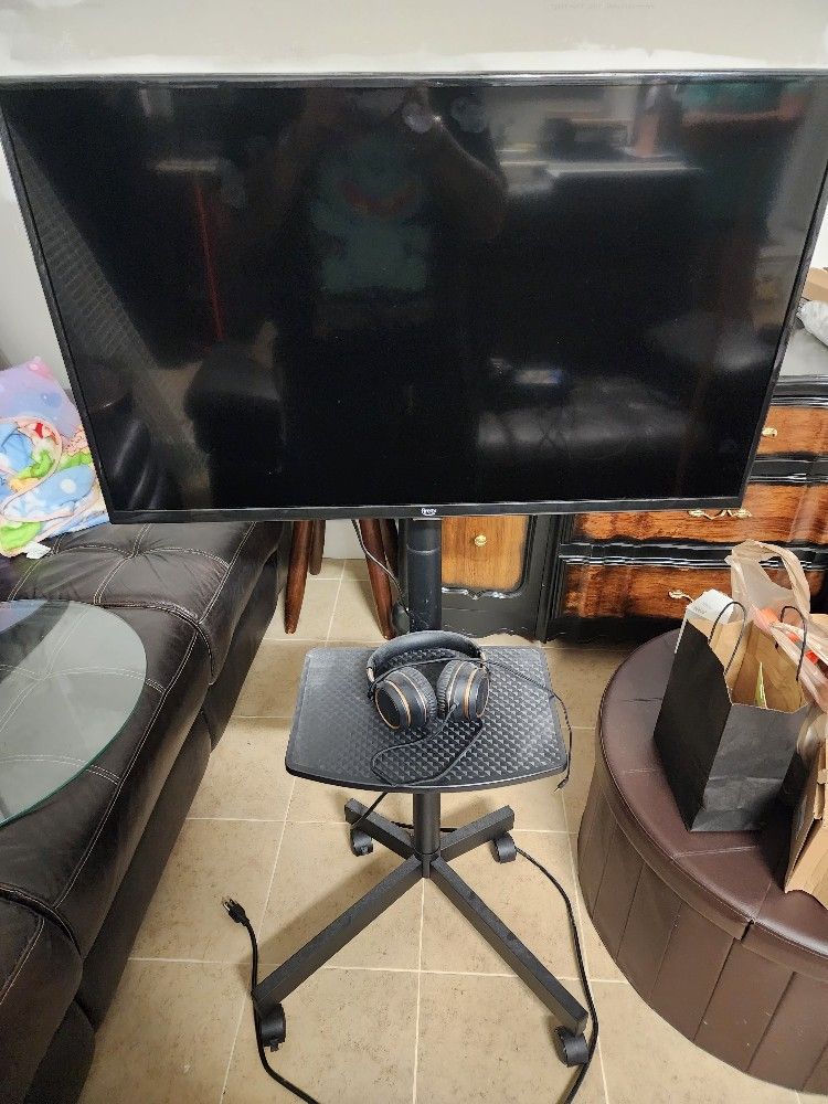 32" Amazon Fire Tv And Mobile Rolling Stand With Power Outlet