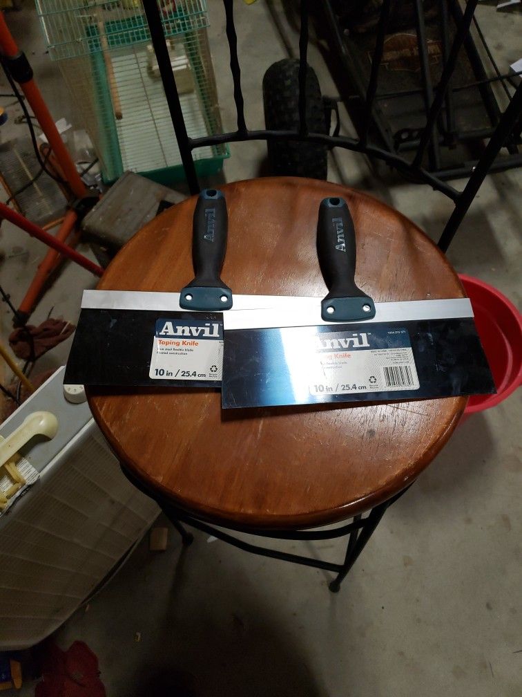 2 Anvil Taping Knifes 