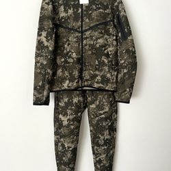 NEW Nike Tech Fleece Suit (Small)