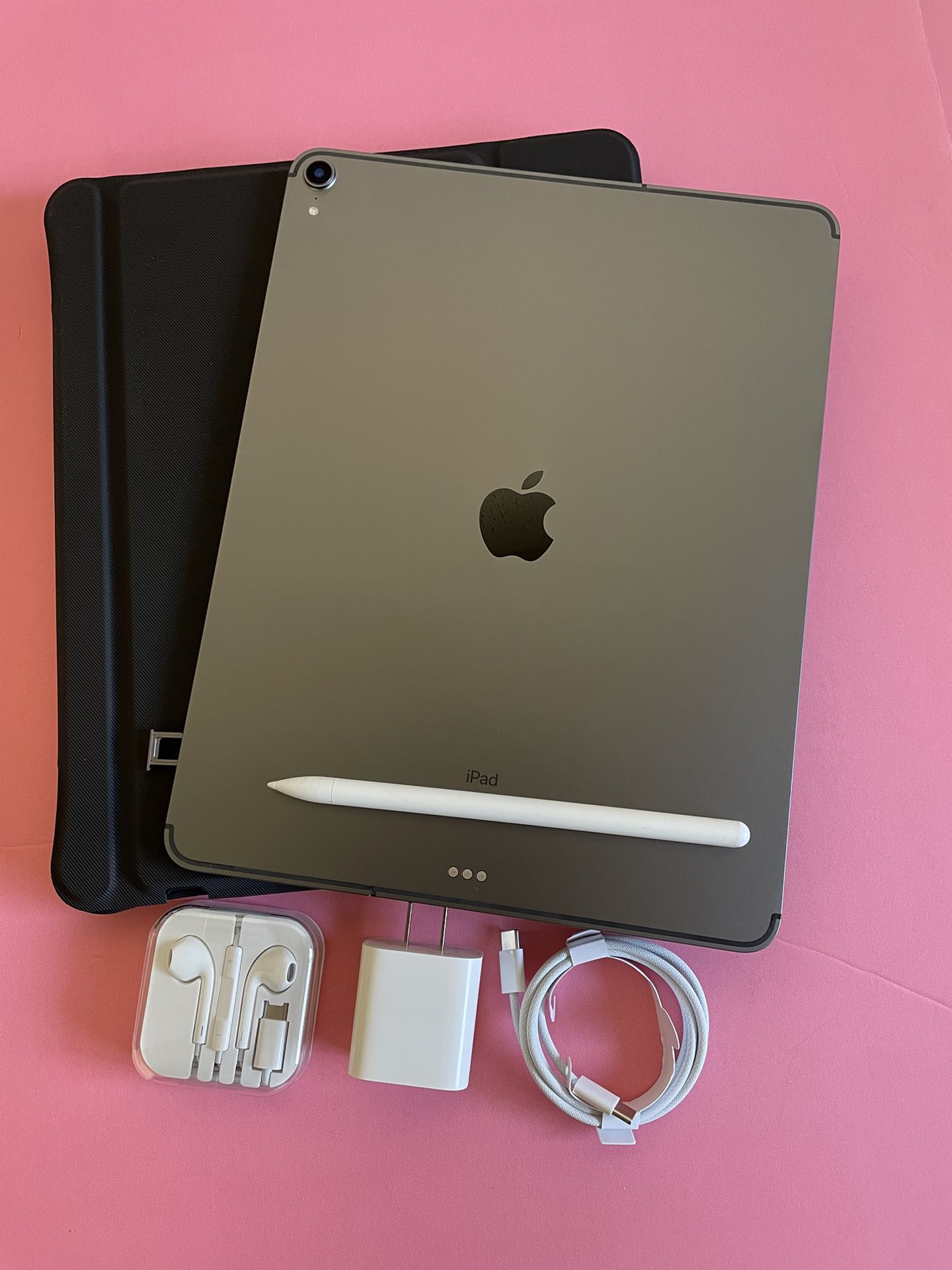 Apple IPad Pro 12.9” 3rd Generation (Face ID/Liquid Retina Display) 256GB WiFi + cellular (Unlocked) with keyboard, Pen & Accessories