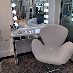 Elegant Hollywood Makeup Vanity 