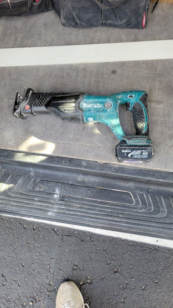 18v Makita Sawzall & Drill W/1 battery