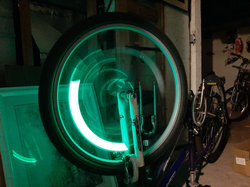 Fireflys - Valve stem light for bicycle & scooter