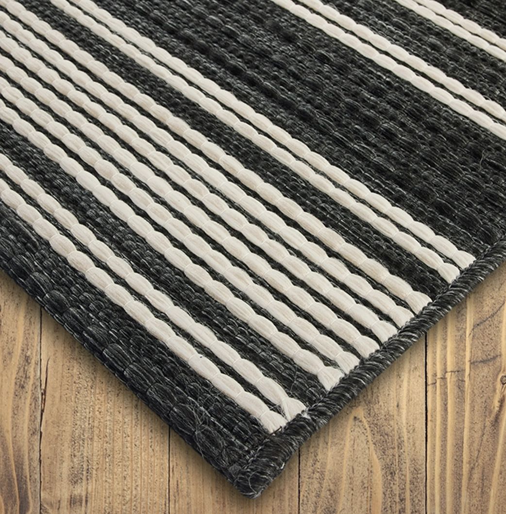 NEW Black & White Stripe 5' x 7' Indoor/Outdoor Rug