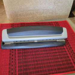 Swing line 3 hole punch. Excellent Condition