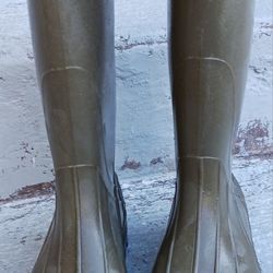 LIKE NEW SERVUS BY HONEYWELL BRAND RUBBER NEOPRENE/PVC 15" STEEL TOE BOOTS RETAILS FOR $54.17, SZ 9