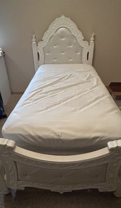 Princess Twin Bed With Dresser/Mirror
