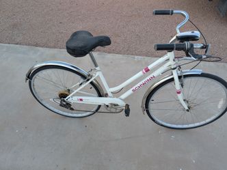 Ladies Cruiser Schwinn Wayfarer-7-speed, 28"-Tires,17"-Frame-