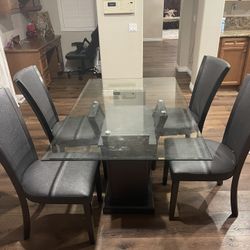 Table With 4 Chairs 