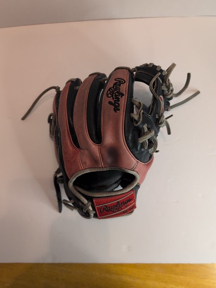 Baseball Gloves READ DESCRIPTION for prices and info (only 1 glove left)