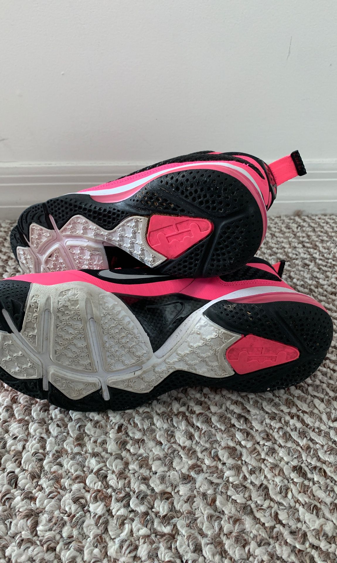 Pink Lebrons kids size 7 for Sale in Miami, FL - OfferUp