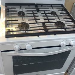 WHIRLPOOL WFG320M0BW 30-in 4 Burners 5.1-cu ft Freestanding Gas Range WH1
