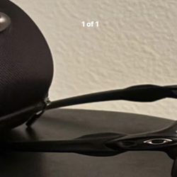 OAKLEY SUN GLASSES - LIKE NEW