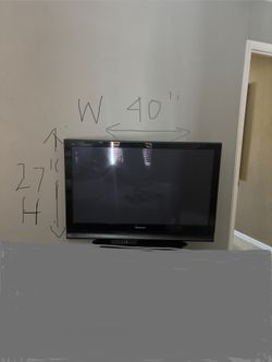 Panasonic Tv 40” W And 28” L , 46” Diagonal with Control