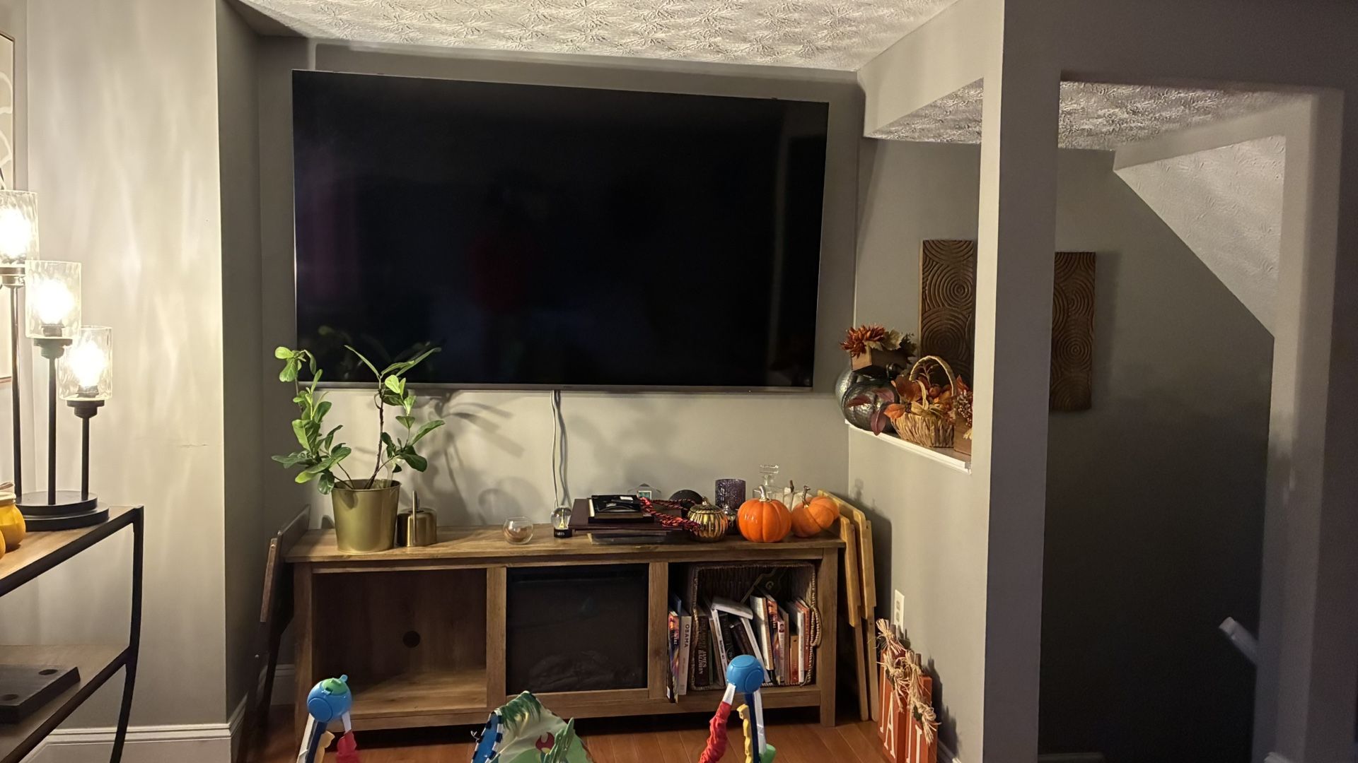 Samsung 82” TV, Television, HDR, Smart TV Large Flat Screen