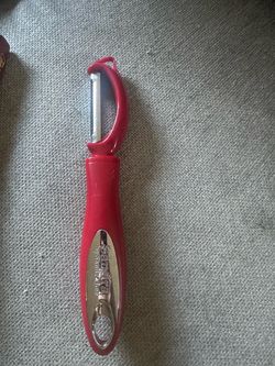 Sandra by Starfrit Red Vegetable Peeler