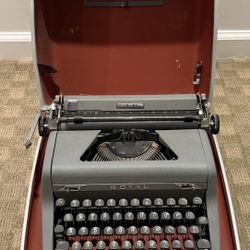 Royal Quite Deluxe Vintage Typewriter 