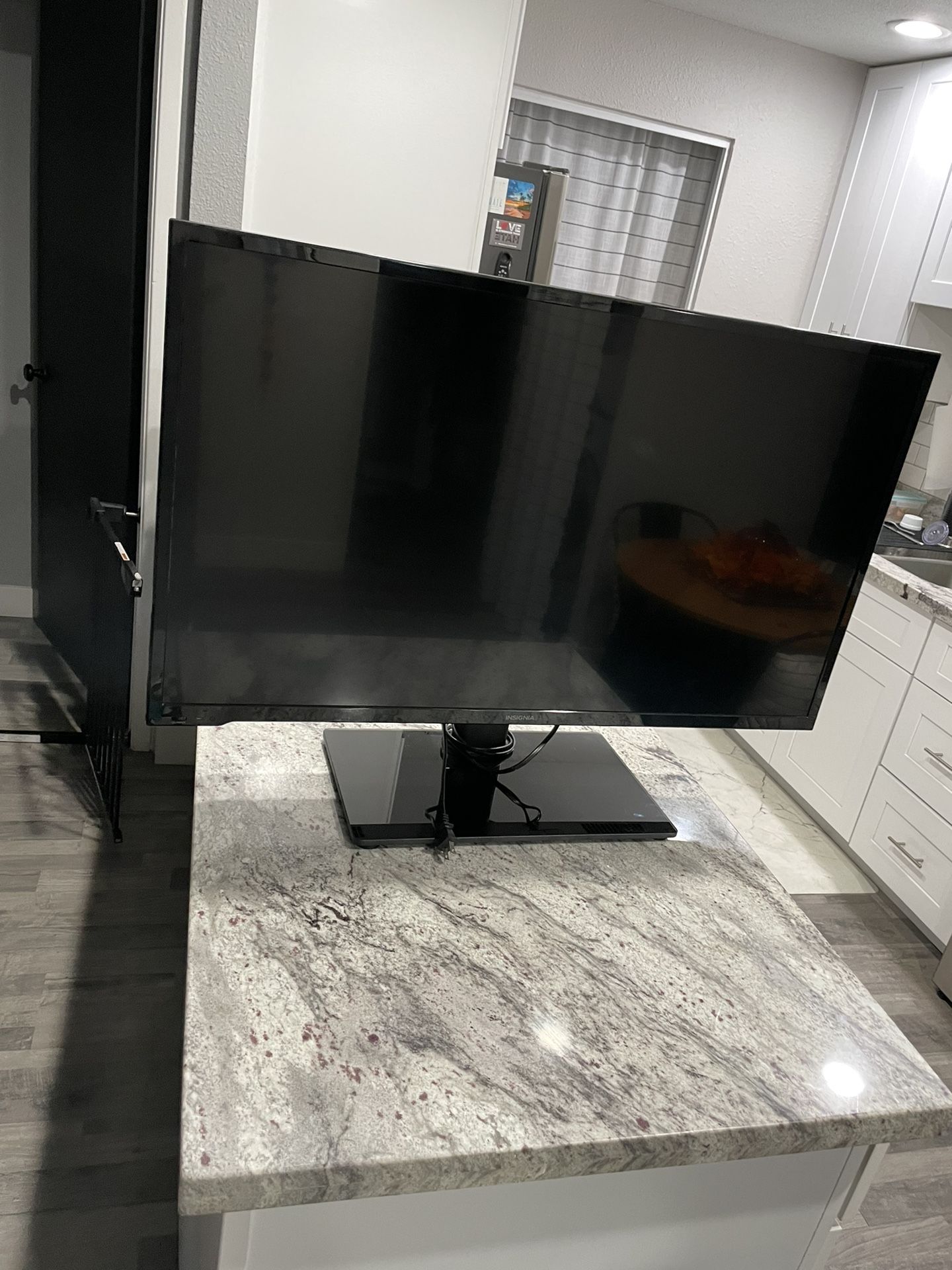 39 Inch HD Insignia Tv