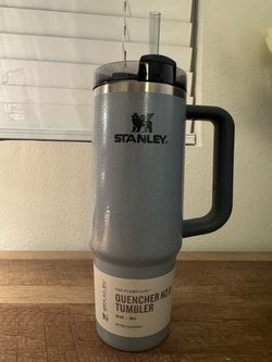 New ✨ STANLEY Quencher H2.O gray 30 oz $32