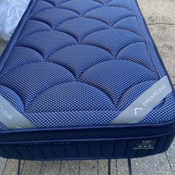 The DreamCloud Premier Rest, Twin XL, Like New, Excellent Condition