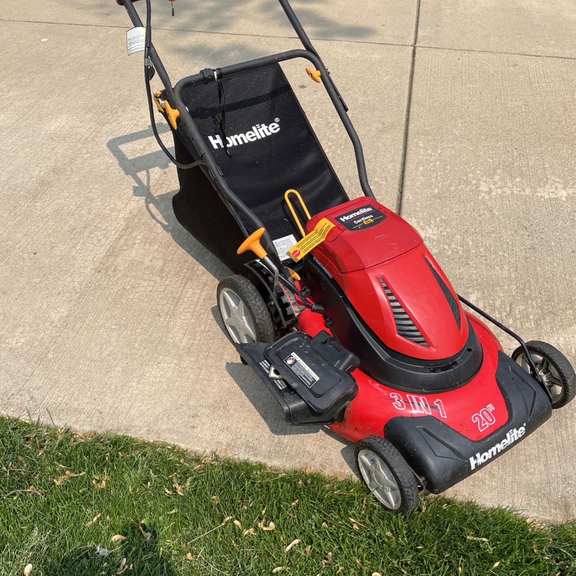 Homelite Lawn Mower 3 In 1 Cordless 24v 20” for Sale in Schaumburg, IL
