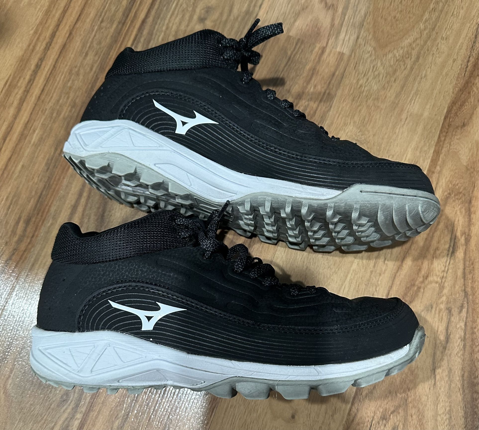 Mizuno Men's Mid Cut Black/White Field Shoes Size 8