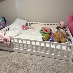 Toddler floor bed with mattress