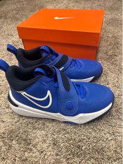 NEW Nike Team Hustle D 11 (GS) – Youth Size 4Y