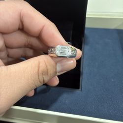 18k White Gold And Diamond Ring 