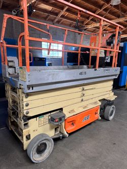 JLG 3246ES electric scissor lift low hours