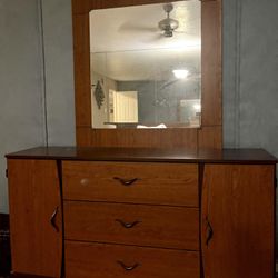 Elegant Dresser With Mirror 