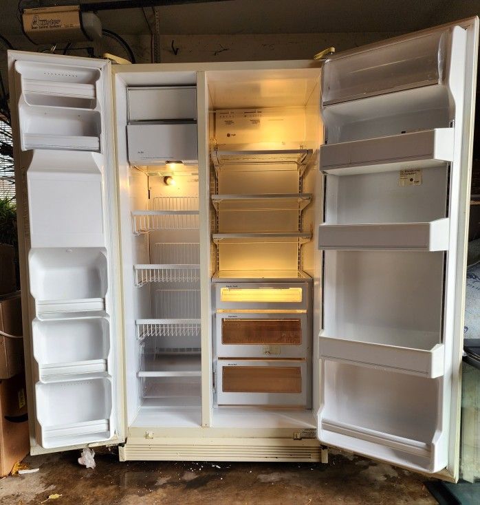 Refrigerator 22 Cubic ft with Ice Maker