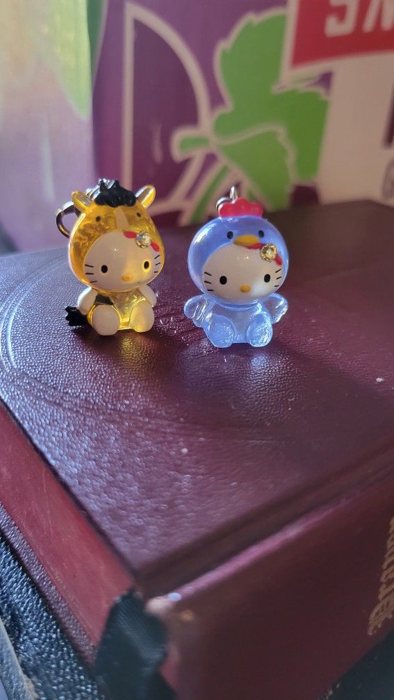 2 SANRIO HELLO KITTY CHARMS 