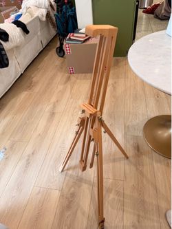WOODEN EASLE