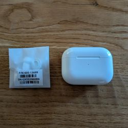 Apple AirPods Pro 2nd Generation with MagSafe Wireless Charging Case (USB‑C)