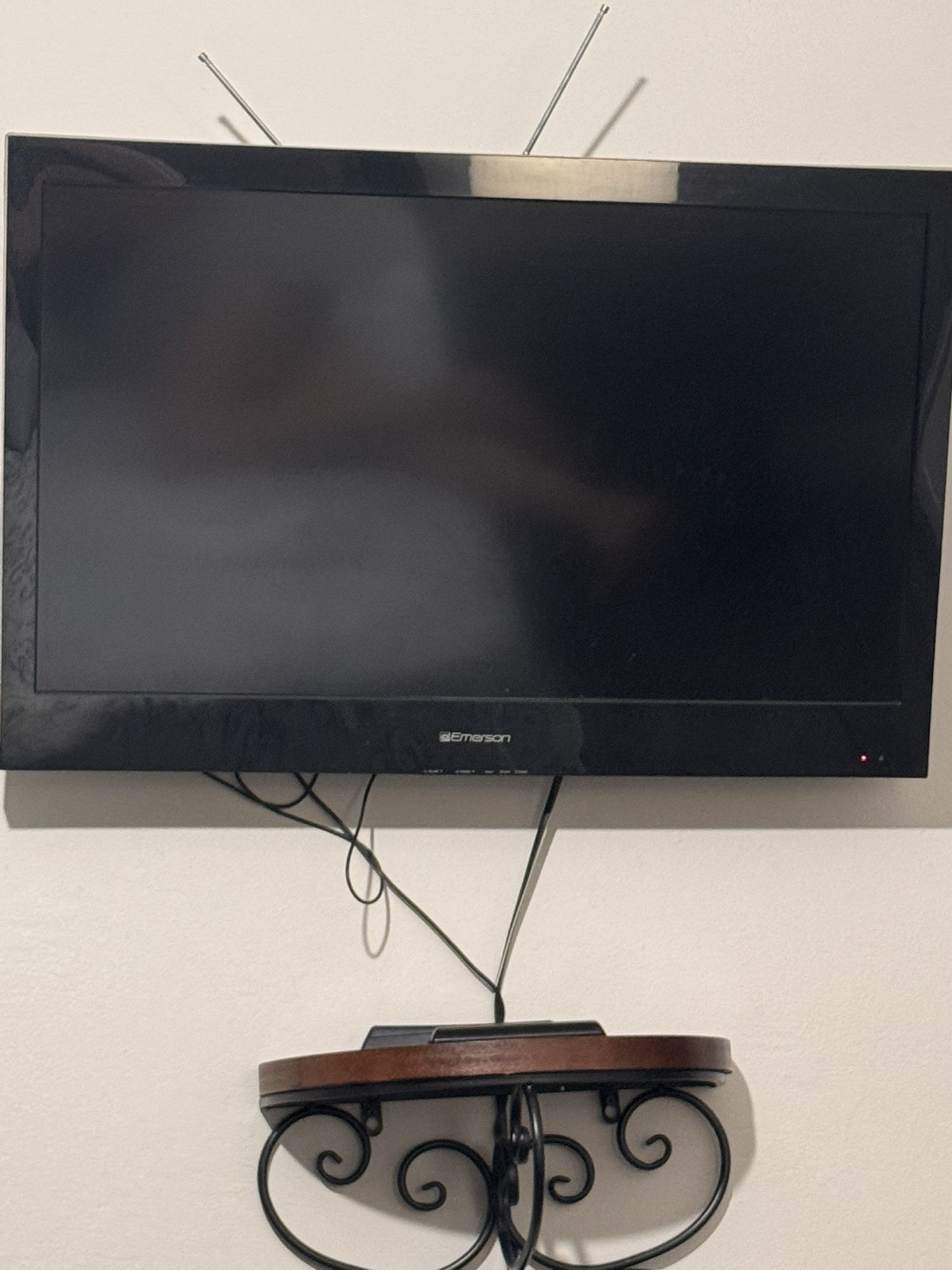 Emerson 32” tv