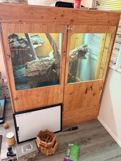 Reptile enclosure