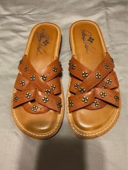 Patricia Nash Felicita stud-detail sandals in a tan leather size 6.5