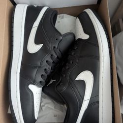 Men's Air Jordan Retro 1 Low Casual Shoes
Size: 9.5 reg | Qty: 1
black/summit white