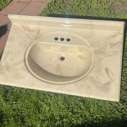 Style Selections Caramel 31-in Caramel Cultured Marble Integral Single Sink Bathroom Vanity Top