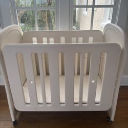 Crib on wheels