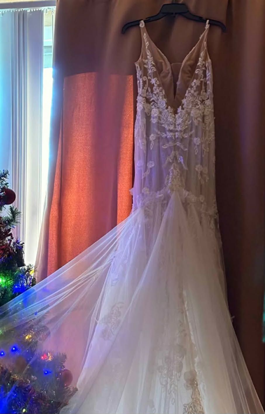 !!POSTING FOR A FRIEND!!Galina Signature Ivory Mermaid Dress with Garment Bag from David's Bridal.