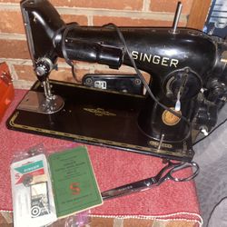 Vintage Singer Sewing Machine With Manual And Scissors 