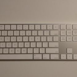 Apple keyboard with number keypad, model A1843, internal rechargeable battery 