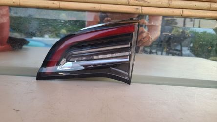 2017 - 2023 TESLA Y / 3 MODEL RIGHT TRUNK LAMP LIGHT PASSENGER SIDE GENUINE USED OEM.  B3